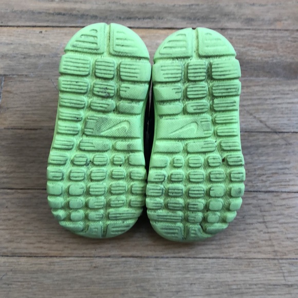 Toddler Black Velcro  Nike’s - Picture 5 of 6